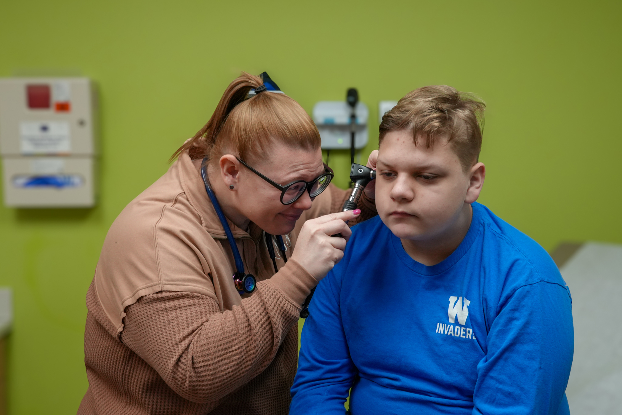 Chelsea Hafner examines a patient
